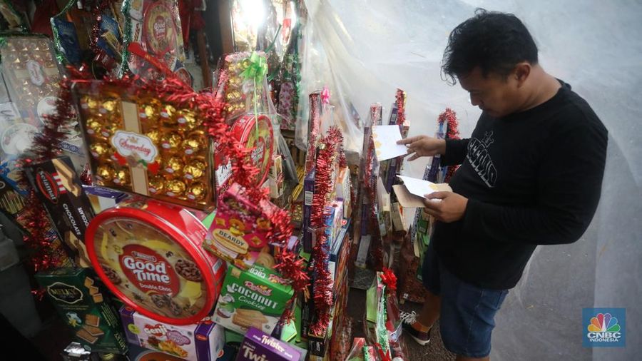 Pekerja menyusun pembuatan parsel di kawasan Barito, Jakarta Selatan, Jumat (22/4/2022). Jelang Hari Raya Idul Fitri permintaan parsel meningkat dibandingkan tahun lalu. (CNBC Indonesia/Andrean Kristianto)
