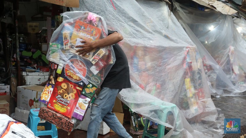 Pekerja menyusun pembuatan parsel di kawasan Barito, Jakarta Selatan, Jumat (22/4/2022). Jelang Hari Raya Idul Fitri permintaan parsel meningkat dibandingkan tahun lalu. (CNBC Indonesia/Andrean Kristianto)