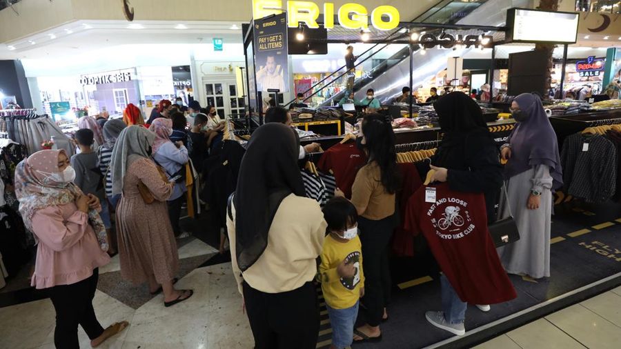 Pengunjung berbelanja di salah satu mal di Bekasi, Jawa barat, Jumat (22/4/2022). Pusat perbelanjaan atau mal mulai ramai dikunjungi masayarakat menjelang hari raya Idul Fitri 1443 Hijriah, kasus Covid-19 di Indonesian terus menurun membuat minat masyarakat untuk berbelanja di mal kembali bergeliat. (CNBC Indonesia/Tri Susilo)
