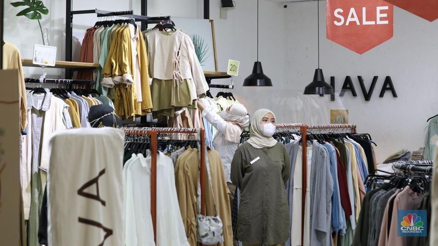 Pengunjung berbelanja di salah satu mal di Bekasi, Jawa barat, Jumat (22/4/2022). Pusat perbelanjaan atau mal mulai ramai dikunjungi masayarakat menjelang hari raya Idul Fitri 1443 Hijriah, kasus Covid-19 di Indonesian terus menurun membuat minat masyarakat untuk berbelanja di mal kembali bergeliat. (CNBC Indonesia/Tri Susilo) Pengunjung berbelanja di salah satu mal di Bekasi, Jawa barat, Jumat (22/4/2022). Pusat perbelanjaan atau mal mulai ramai dikunjungi masayarakat menjelang hari raya Idul Fitri 1443 Hijriah, kasus Covid-19 di Indonesian terus menurun membuat minat masyarakat untuk berbelanja di mal kembali bergeliat. (CNBC Indonesia/Tri Susilo)