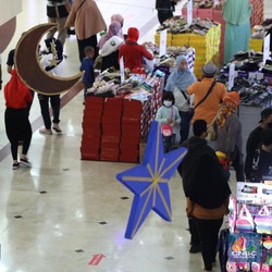 THR Cair, Kamu Tim Nabung Atau Borong Belanjaan?