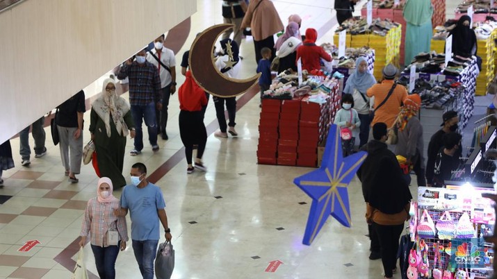Pengunjung berbelanja di salah satu mal di Bekasi, Jawa barat, Jumat (22/4/2022). Pusat perbelanjaan atau mal mulai ramai dikunjungi masayarakat menjelang hari raya Idul Fitri 1443 Hijriah, kasus Covid-19 di Indonesian terus menurun membuat minat masyarakat untuk berbelanja di mal kembali bergeliat. (CNBC Indonesia/Tri Susilo) Pengunjung berbelanja di salah satu mal di Bekasi, Jawa barat, Jumat (22/4/2022). Pusat perbelanjaan atau mal mulai ramai dikunjungi masayarakat menjelang hari raya Idul Fitri 1443 Hijriah, kasus Covid-19 di Indonesian terus menurun membuat minat masyarakat untuk berbelanja di mal kembali bergeliat. (CNBC Indonesia/Tri Susilo)