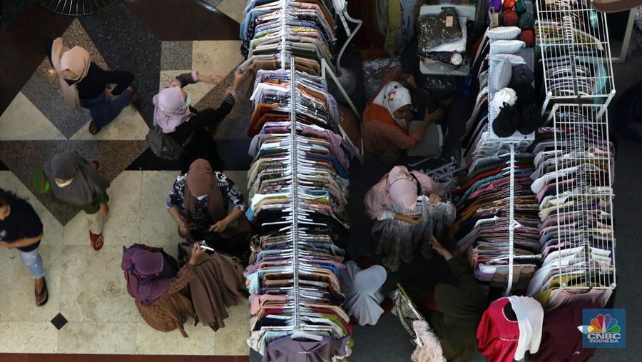 Pengunjung berbelanja di salah satu mal di Bekasi, Jawa barat, Jumat (22/4/2022). Pusat perbelanjaan atau mal mulai ramai dikunjungi masayarakat menjelang hari raya Idul Fitri 1443 Hijriah, kasus Covid-19 di Indonesian terus menurun membuat minat masyarakat untuk berbelanja di mal kembali bergeliat. (CNBC Indonesia/Tri Susilo)