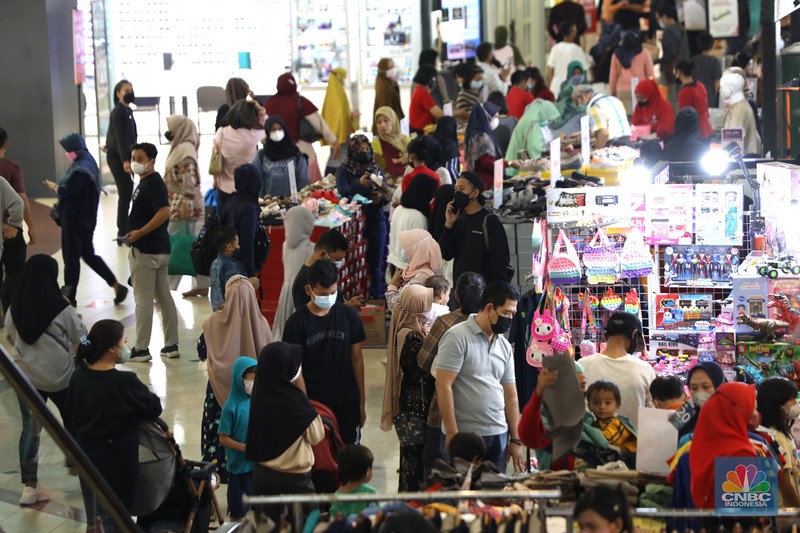 Pengunjung berbelanja di salah satu mal di Bekasi, Jawa barat, Jumat (22/4/2022). Pusat perbelanjaan atau mal mulai ramai dikunjungi masayarakat menjelang hari raya Idul Fitri 1443 Hijriah, kasus Covid-19 di Indonesian terus menurun membuat minat masyarakat untuk berbelanja di mal kembali bergeliat. (CNBC Indonesia/Tri Susilo) Pengunjung berbelanja di salah satu mal di Bekasi, Jawa barat, Jumat (22/4/2022). Pusat perbelanjaan atau mal mulai ramai dikunjungi masayarakat menjelang hari raya Idul Fitri 1443 Hijriah, kasus Covid-19 di Indonesian terus menurun membuat minat masyarakat untuk berbelanja di mal kembali bergeliat. (CNBC Indonesia/Tri Susilo)