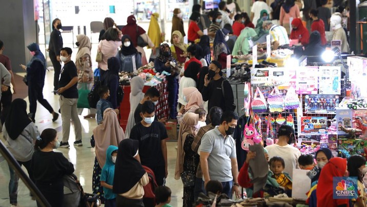 Pengunjung berbelanja di salah satu mal di Bekasi, Jawa barat, Jumat (22/4/2022). Pusat perbelanjaan atau mal mulai ramai dikunjungi masayarakat menjelang hari raya Idul Fitri 1443 Hijriah, kasus Covid-19 di Indonesian terus menurun membuat minat masyarakat untuk berbelanja di mal kembali bergeliat. (CNBC Indonesia/Tri Susilo) Pengunjung berbelanja di salah satu mal di Bekasi, Jawa barat, Jumat (22/4/2022). Pusat perbelanjaan atau mal mulai ramai dikunjungi masayarakat menjelang hari raya Idul Fitri 1443 Hijriah, kasus Covid-19 di Indonesian terus menurun membuat minat masyarakat untuk berbelanja di mal kembali bergeliat. (CNBC Indonesia/Tri Susilo)