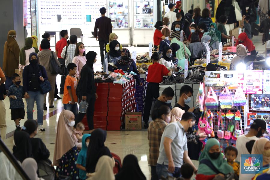 Pengunjung berbelanja di salah satu mal di Bekasi, Jawa barat, Jumat (22/4/2022). Pusat perbelanjaan atau mal mulai ramai dikunjungi masayarakat menjelang hari raya Idul Fitri 1443 Hijriah, kasus Covid-19 di Indonesian terus menurun membuat minat masyarakat untuk berbelanja di mal kembali bergeliat. (CNBC Indonesia/Tri Susilo)