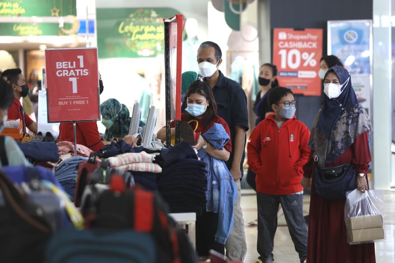 Pengunjung berbelanja di salah satu mal di Bekasi, Jawa barat, Jumat (22/4/2022). Pusat perbelanjaan atau mal mulai ramai dikunjungi masayarakat menjelang hari raya Idul Fitri 1443 Hijriah, kasus Covid-19 di Indonesian terus menurun membuat minat masyarakat untuk berbelanja di mal kembali bergeliat. (CNBC Indonesia/Tri Susilo) Pengunjung berbelanja di salah satu mal di Bekasi, Jawa barat, Jumat (22/4/2022). Pusat perbelanjaan atau mal mulai ramai dikunjungi masayarakat menjelang hari raya Idul Fitri 1443 Hijriah, kasus Covid-19 di Indonesian terus menurun membuat minat masyarakat untuk berbelanja di mal kembali bergeliat. (CNBC Indonesia/Tri Susilo)