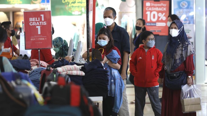 Pengunjung berbelanja di salah satu mal di Bekasi, Jawa barat, Jumat (22/4/2022). Pusat perbelanjaan atau mal mulai ramai dikunjungi masayarakat menjelang hari raya Idul Fitri 1443 Hijriah, kasus Covid-19 di Indonesian terus menurun membuat minat masyarakat untuk berbelanja di mal kembali bergeliat. (CNBC Indonesia/Tri Susilo)