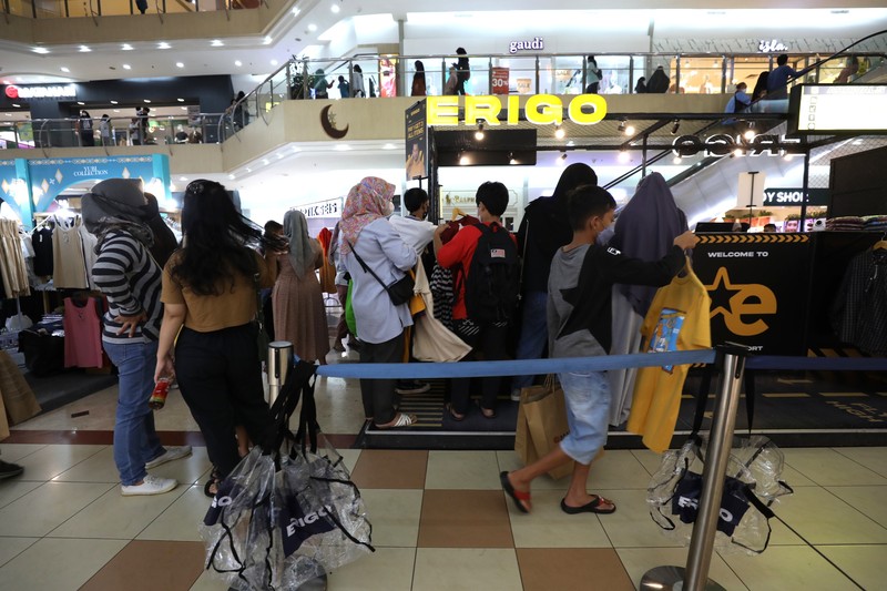 Pengunjung berbelanja di salah satu mal di Bekasi, Jawa barat, Jumat (22/4/2022). Pusat perbelanjaan atau mal mulai ramai dikunjungi masayarakat menjelang hari raya Idul Fitri 1443 Hijriah, kasus Covid-19 di Indonesian terus menurun membuat minat masyarakat untuk berbelanja di mal kembali bergeliat. (CNBC Indonesia/Tri Susilo) Pengunjung berbelanja di salah satu mal di Bekasi, Jawa barat, Jumat (22/4/2022). Pusat perbelanjaan atau mal mulai ramai dikunjungi masayarakat menjelang hari raya Idul Fitri 1443 Hijriah, kasus Covid-19 di Indonesian terus menurun membuat minat masyarakat untuk berbelanja di mal kembali bergeliat. (CNBC Indonesia/Tri Susilo)
