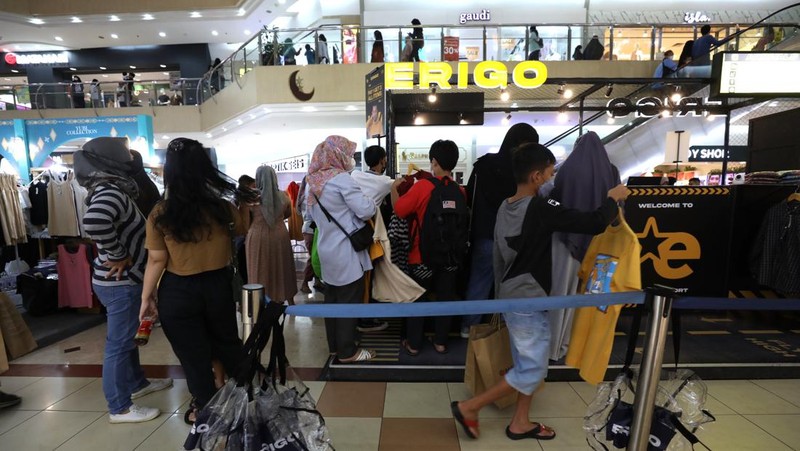 Pengunjung berbelanja di salah satu mal di Bekasi, Jawa barat, Jumat (22/4/2022). Pusat perbelanjaan atau mal mulai ramai dikunjungi masayarakat menjelang hari raya Idul Fitri 1443 Hijriah, kasus Covid-19 di Indonesian terus menurun membuat minat masyarakat untuk berbelanja di mal kembali bergeliat. (CNBC Indonesia/Tri Susilo)