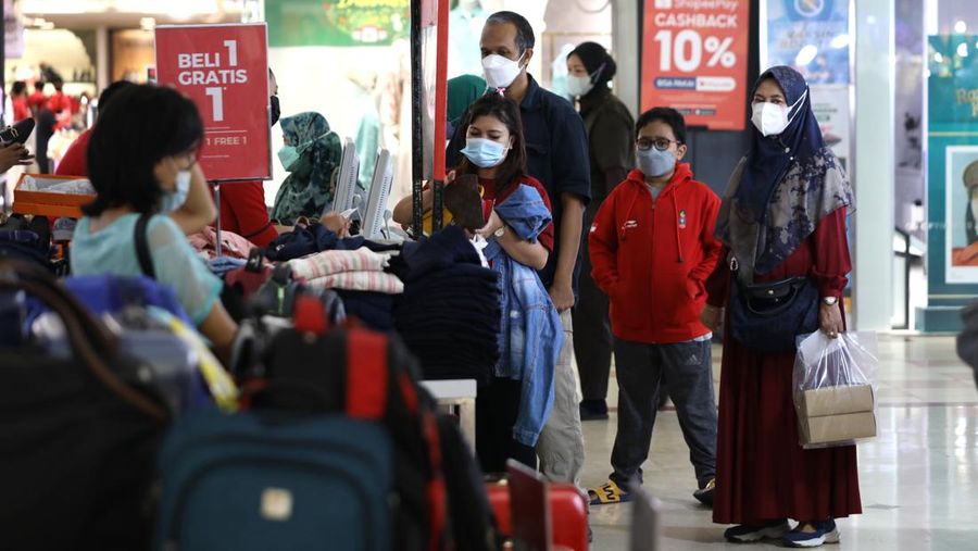 Pengunjung berbelanja di salah satu mal di Bekasi, Jawa barat, Jumat (22/4/2022). Pusat perbelanjaan atau mal mulai ramai dikunjungi masayarakat menjelang hari raya Idul Fitri 1443 Hijriah, kasus Covid-19 di Indonesian terus menurun membuat minat masyarakat untuk berbelanja di mal kembali bergeliat. (CNBC Indonesia/Tri Susilo)