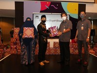 Bank Mega Bagikan 19.600 Paket Sembako Lewat Mega Peduli