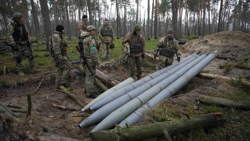 Ukrainian soldiers examine Russian multiple missiles abandoned by Russian troops, in the village of Berezivka, Ukraine, Thursday, April 21, 2022. (AP Photo/Efrem Lukatsky)