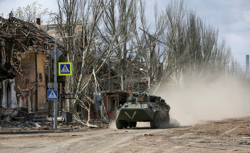 UKRAINE-CRISIS/MARIUPOL A view shows barriers made of vehicles on a road during Ukraine-Russia conflict in the southern port city of Mariupol, Ukraine April 21, 2022. REUTERS/Chingis Kondarov