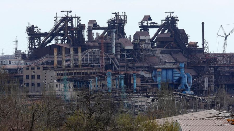 A view shows barriers made of vehicles on a road during Ukraine-Russia conflict in the southern port city of Mariupol, Ukraine April 21, 2022. REUTERS/Chingis Kondarov