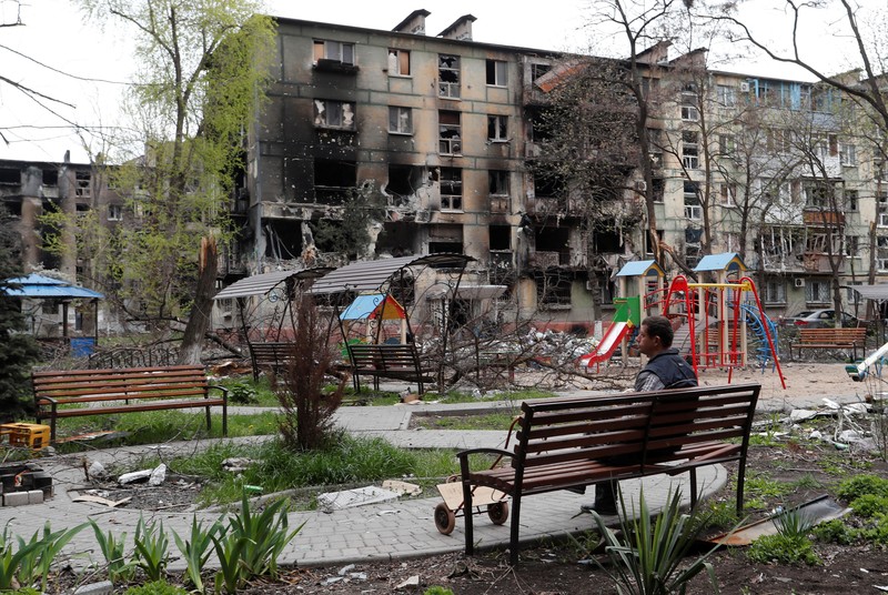 UKRAINE-CRISIS/MARIUPOL A view shows barriers made of vehicles on a road during Ukraine-Russia conflict in the southern port city of Mariupol, Ukraine April 21, 2022. REUTERS/Chingis Kondarov