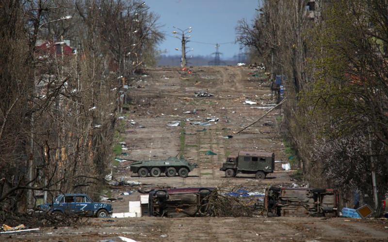 A view shows barriers made of vehicles on a road during Ukraine-Russia conflict in the southern port city of Mariupol, Ukraine April 21, 2022. REUTERS/Chingis Kondarov