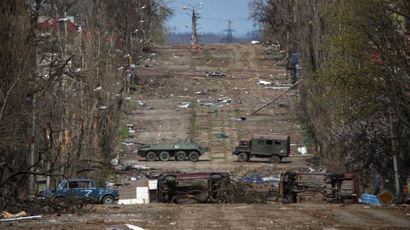 A view shows barriers made of vehicles on a road during Ukraine-Russia conflict in the southern port city of Mariupol, Ukraine April 21, 2022. REUTERS/Chingis Kondarov