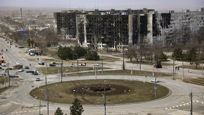 Bangunan yang rusak selama konflik Ukraina-Rusia di kota pelabuhan selatan Mariupol, Ukraina 22 April 2022. AP/