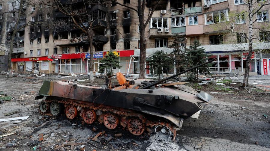 Pemandangan dari udara menunjukkan bangunan yang rusak selama konflik Ukraina-Rusia di kota pelabuhan selatan Mariupol, Ukraina 22 April 2022. (REUTERS/PAVEL KLIMOV)