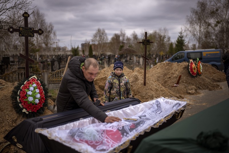 Serangan Rusia di wilayah Donetsk, Ukraina timur Petugas medis militer Ukraina memindahkan seorang prajurit Ukraina yang terluka ke sebuah rumah sakit di wilayah Donetsk, Ukraina timur, Sabtu (23/4/2022). (AP Photo/Evgeniy Maloletka)