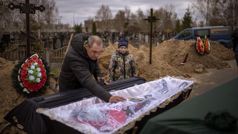 Petugas medis militer Ukraina memindahkan seorang prajurit Ukraina yang terluka ke sebuah rumah sakit di wilayah Donetsk, Ukraina timur, Sabtu (23/4/2022). (AP Photo/Evgeniy Maloletka)