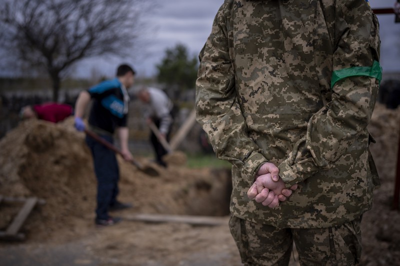 Ukraina mengautopsi ribuan jasad diduga warga sipil yang ditemukan di sekitar ibu kota Kyiv. (REUTERS/ZOHRA BENSEMRA)