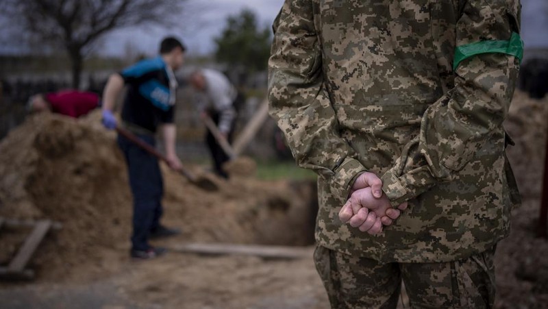 Ukraina mengautopsi ribuan jasad diduga warga sipil yang ditemukan di sekitar ibu kota Kyiv. (REUTERS/ZOHRA BENSEMRA)