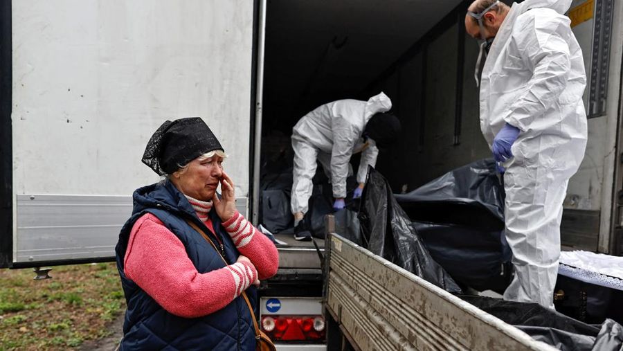 Ukraina mengautopsi ribuan jasad diduga warga sipil yang ditemukan di sekitar ibu kota Kyiv. (REUTERS/ZOHRA BENSEMRA)