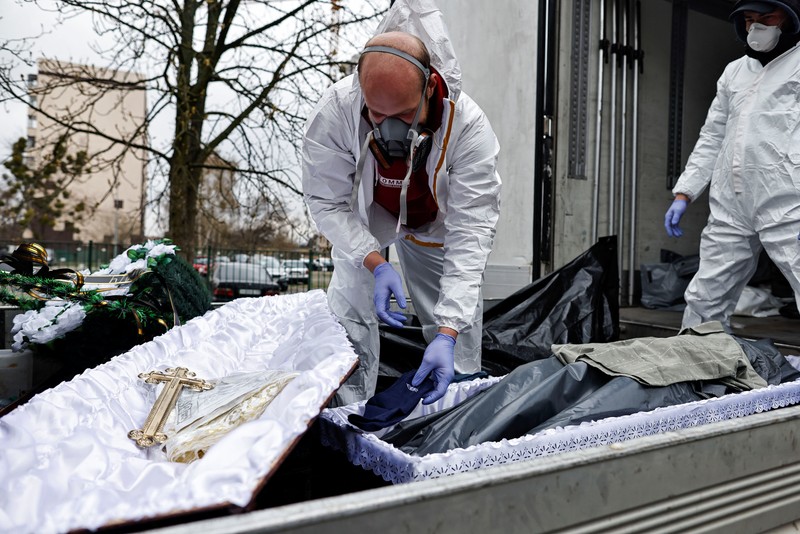Ukraina mengautopsi ribuan jasad diduga warga sipil yang ditemukan di sekitar ibu kota Kyiv. (REUTERS/ZOHRA BENSEMRA) Ukraina mengautopsi ribuan jasad diduga warga sipil yang ditemukan di sekitar ibu kota Kyiv. (REUTERS/ZOHRA BENSEMRA)