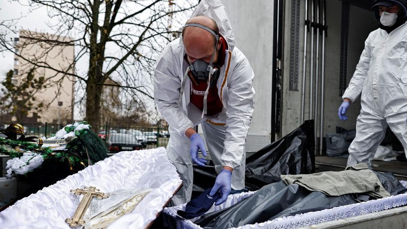 Ukraina mengautopsi ribuan jasad diduga warga sipil yang ditemukan di sekitar ibu kota Kyiv. (REUTERS/ZOHRA BENSEMRA)