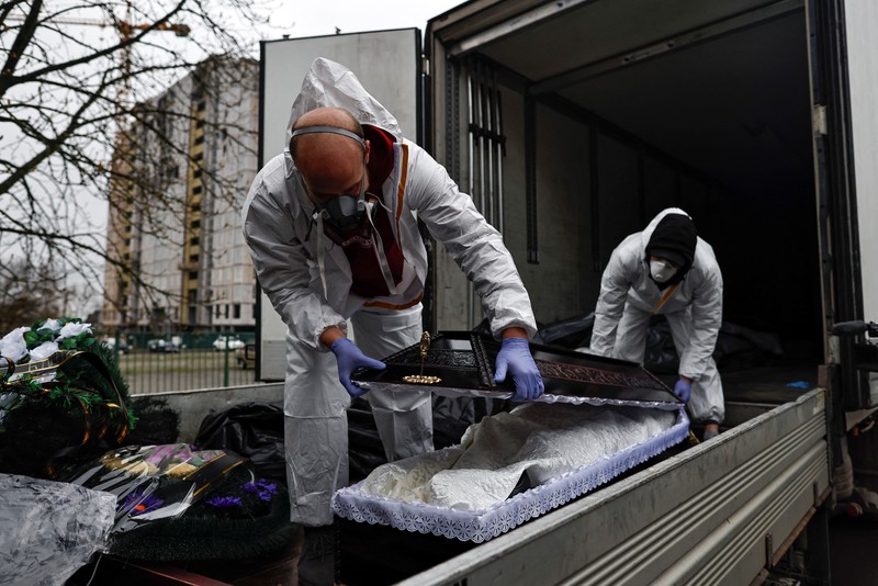 Ukraina mengautopsi ribuan jasad diduga warga sipil yang ditemukan di sekitar ibu kota Kyiv. (REUTERS/ZOHRA BENSEMRA) Ukraina mengautopsi ribuan jasad diduga warga sipil yang ditemukan di sekitar ibu kota Kyiv. (REUTERS/ZOHRA BENSEMRA)