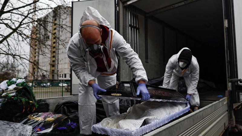 Ukraina mengautopsi ribuan jasad diduga warga sipil yang ditemukan di sekitar ibu kota Kyiv. (REUTERS/ZOHRA BENSEMRA)