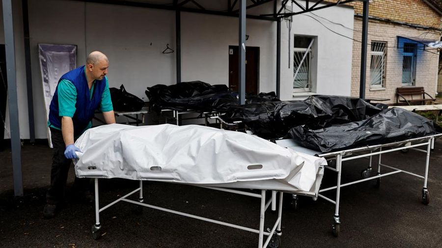 Ukraina mengautopsi ribuan jasad diduga warga sipil yang ditemukan di sekitar ibu kota Kyiv. (REUTERS/ZOHRA BENSEMRA)