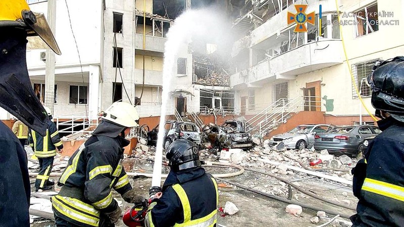 Pekerja layanan darurat memadamkan api setelah serangan rudal Rusia ke Ukraina di Odesa Oblast, Ukraina, Sabtu (23/4/2022).  (State Emergency Service Of Ukraine in Odesa Oblast/Handout via REUTERS)