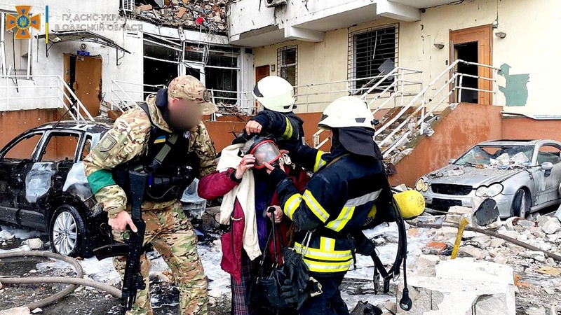 Pekerja layanan darurat memadamkan api setelah serangan rudal Rusia ke Ukraina di Odesa Oblast, Ukraina, Sabtu (23/4/2022).  (State Emergency Service Of Ukraine in Odesa Oblast/Handout via REUTERS)