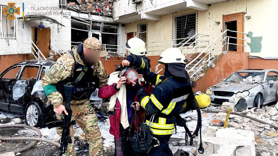 Pekerja layanan darurat memadamkan api setelah serangan rudal Rusia ke Ukraina di Odesa Oblast, Ukraina, Sabtu (23/4/2022).  (State Emergency Service Of Ukraine in Odesa Oblast/Handout via REUTERS)