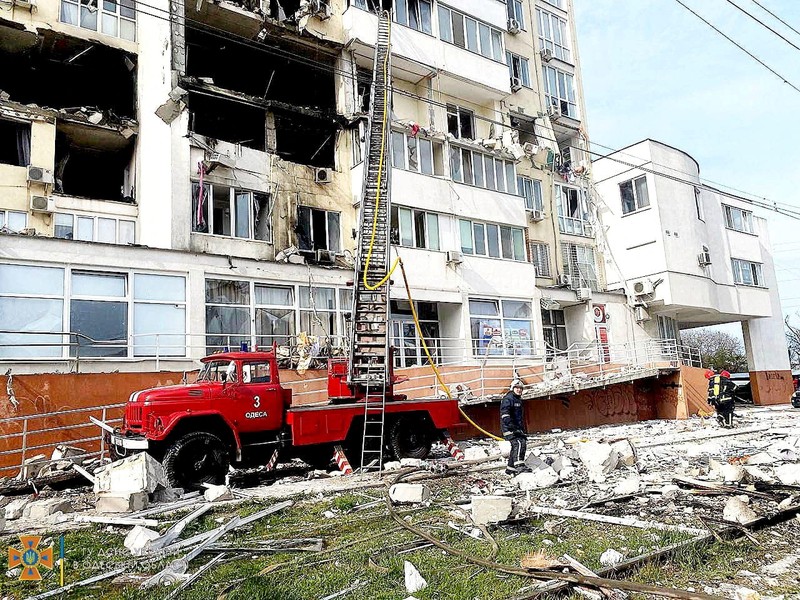 Pekerja layanan darurat memadamkan api setelah serangan rudal Rusia ke Ukraina di Odesa Oblast, Ukraina, Sabtu (23/4/2022).  (State Emergency Service Of Ukraine in Odesa Oblast/Handout via REUTERS)