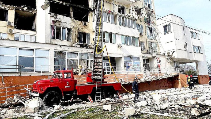 Pekerja layanan darurat memadamkan api setelah serangan rudal Rusia ke Ukraina di Odesa Oblast, Ukraina, Sabtu (23/4/2022).  (State Emergency Service Of Ukraine in Odesa Oblast/Handout via REUTERS)