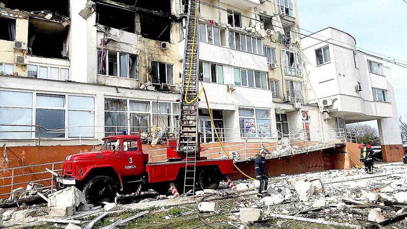 Pekerja layanan darurat memadamkan api setelah serangan rudal Rusia ke Ukraina di Odesa Oblast, Ukraina, Sabtu (23/4/2022).  (State Emergency Service Of Ukraine in Odesa Oblast/Handout via REUTERS)