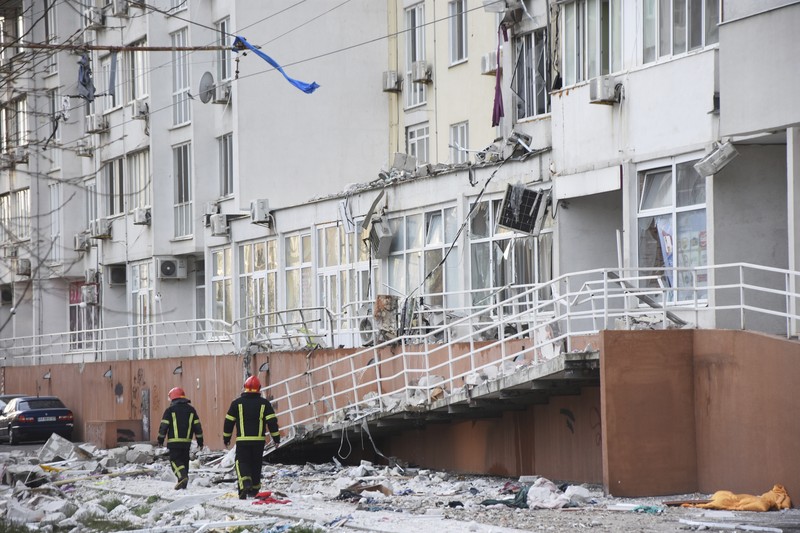 Pekerja layanan darurat memadamkan api setelah serangan rudal Rusia ke Ukraina di Odesa Oblast, Ukraina, Sabtu (23/4/2022).  (State Emergency Service Of Ukraine in Odesa Oblast/Handout via REUTERS)