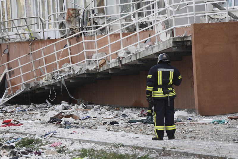 Pekerja layanan darurat memadamkan api setelah serangan rudal Rusia ke Ukraina di Odesa Oblast, Ukraina, Sabtu (23/4/2022).  (State Emergency Service Of Ukraine in Odesa Oblast/Handout via REUTERS)