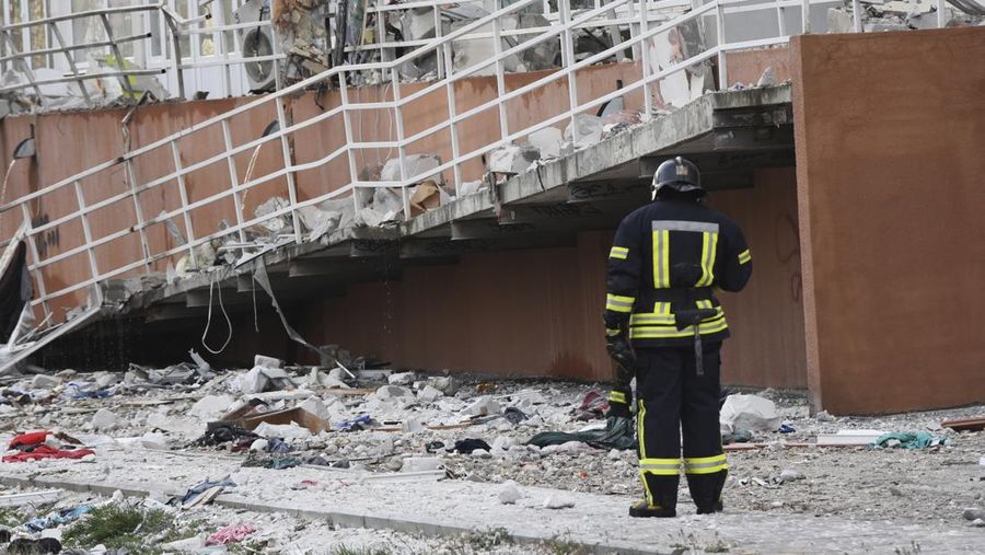 Pekerja layanan darurat memadamkan api setelah serangan rudal Rusia ke Ukraina di Odesa Oblast, Ukraina, Sabtu (23/4/2022).  (State Emergency Service Of Ukraine in Odesa Oblast/Handout via REUTERS)