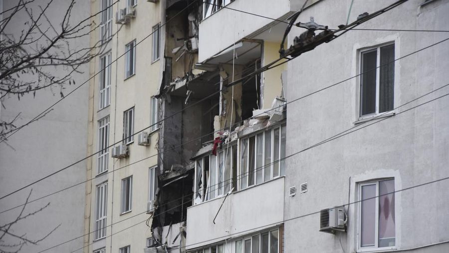 Pekerja layanan darurat memadamkan api setelah serangan rudal Rusia ke Ukraina di Odesa Oblast, Ukraina, Sabtu (23/4/2022).  (State Emergency Service Of Ukraine in Odesa Oblast/Handout via REUTERS)
