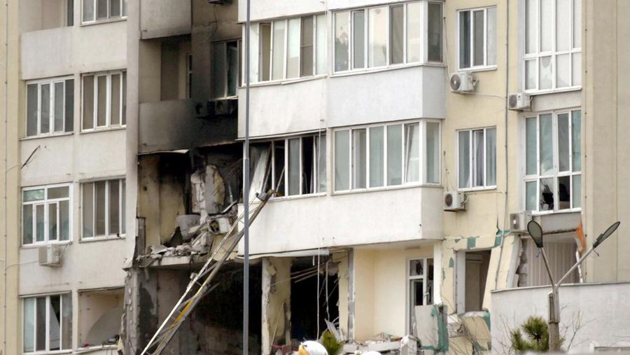 Pekerja layanan darurat memadamkan api setelah serangan rudal Rusia ke Ukraina di Odesa Oblast, Ukraina, Sabtu (23/4/2022).  (State Emergency Service Of Ukraine in Odesa Oblast/Handout via REUTERS)