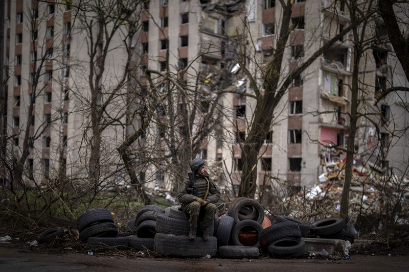 Petugas pemadam kebakaran berjalan melewati sebuah gedung apartemen yang rusak akibat serangan rudal Rusia di Odesa, Ukraina, Sabtu (23/4/2022). Rusia menembakkan sedikitnya enam rudal jelajah ke kota pelabuhan Laut Hitam Odesa yang menewaskan lima orang. (AP Photo/Max Pshybyshevsky)