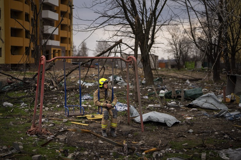 Petugas medis militer Ukraina memindahkan seorang prajurit Ukraina yang terluka ke sebuah rumah sakit di wilayah Donetsk, Ukraina timur, Sabtu (23/4/2022). (AP Photo/Evgeniy Maloletka)