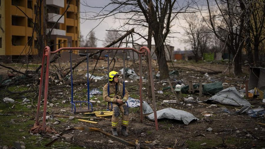 Petugas medis militer Ukraina memindahkan seorang prajurit Ukraina yang terluka ke sebuah rumah sakit di wilayah Donetsk, Ukraina timur, Sabtu (23/4/2022). (AP Photo/Evgeniy Maloletka)