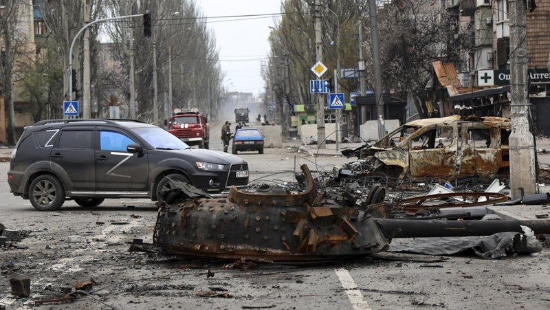 Petugas medis militer Ukraina memindahkan seorang prajurit Ukraina yang terluka ke sebuah rumah sakit di wilayah Donetsk, Ukraina timur, Sabtu (23/4/2022). (AP Photo/Evgeniy Maloletka)