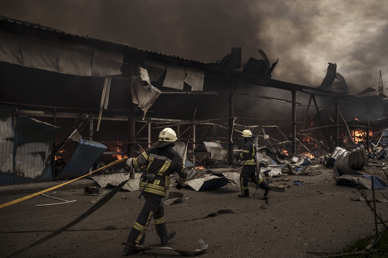 Petugas pemadam kebakaran berjalan melewati sebuah gedung apartemen yang rusak akibat serangan rudal Rusia di Odesa, Ukraina, Sabtu (23/4/2022). Rusia menembakkan sedikitnya enam rudal jelajah ke kota pelabuhan Laut Hitam Odesa yang menewaskan lima orang. (AP Photo/Max Pshybyshevsky)